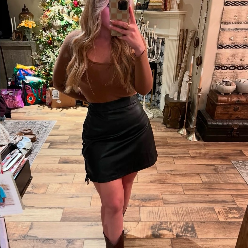 Asher Trenton black faux leather skirt size large